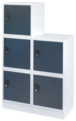 Grijze cube lockers met blauwe sluitbare deurtjes.